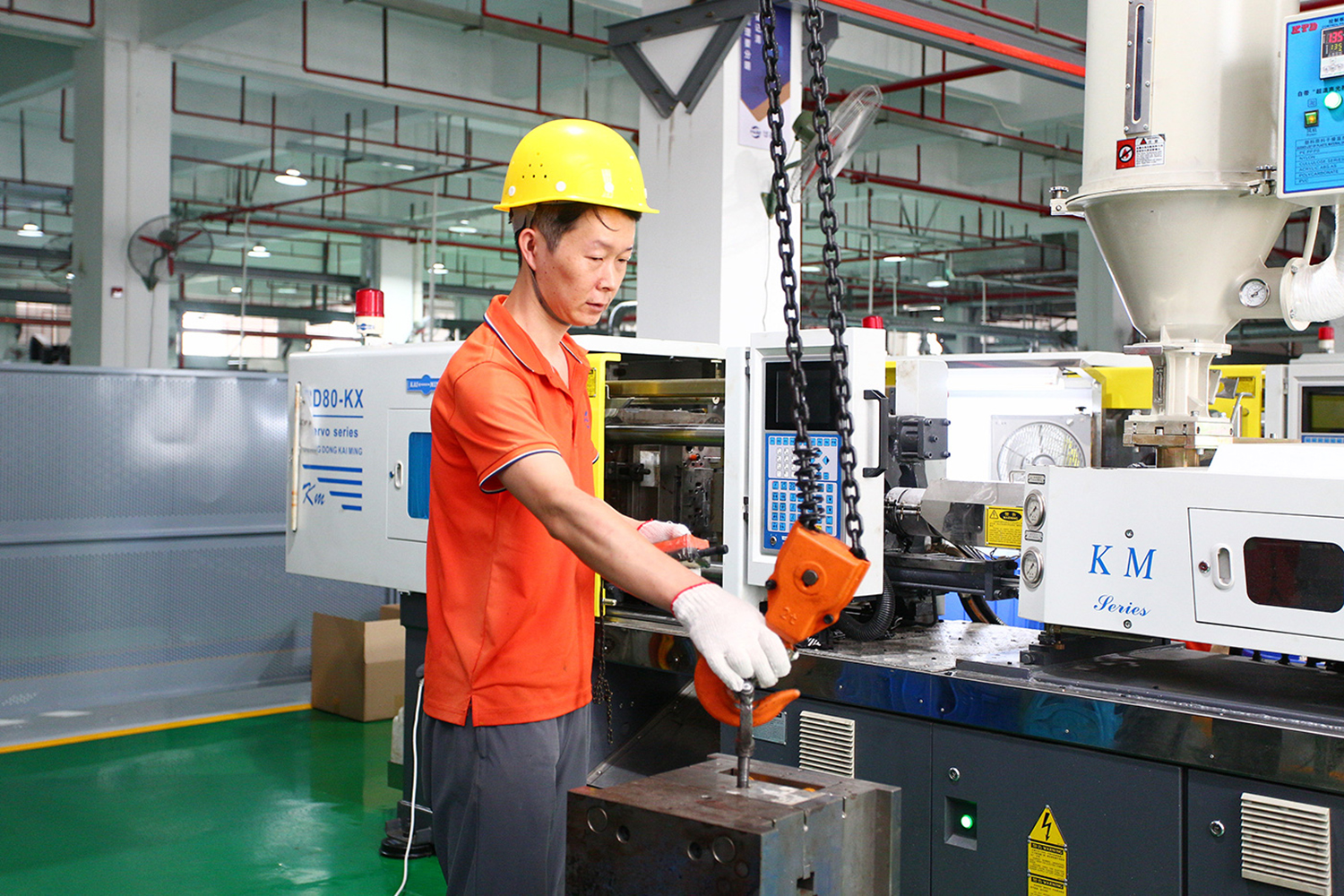 Second floor: injection molding workshop Second floor: injection molding workshop